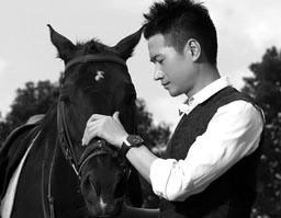 何晟铭复古马甲绅士写真大片 策马驰骋帅气迷人
