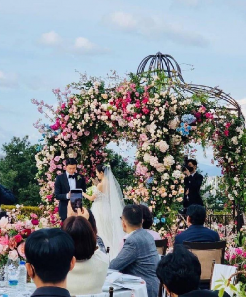 孙艺珍玄彬交换戒指画面温馨 女演员孔孝真接到新娘捧花