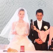 方媛晒照庆祝与郭富城结婚五周年 两人贴脸自拍非常甜蜜