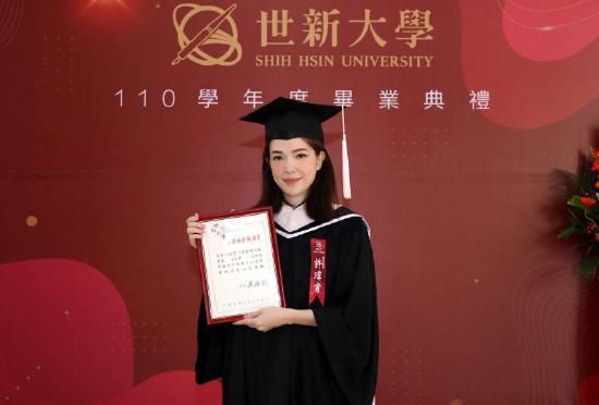 许玮甯硕士毕业获杰出表现奖 晒沙滩泳装照看起来好惬意