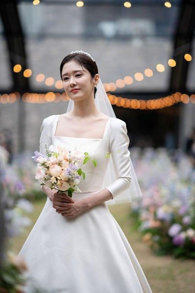 张娜拉婚礼官方照公开 发感言要“当好妻子和演员”