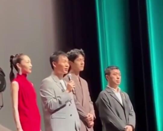 《燃冬》戛纳首映 刘昊然留起了小胡子 与周冬雨有激情戏