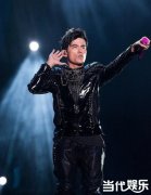 周杰伦昆明演唱会上演万人大合唱 摩天伦时代落幕引爆粉丝泪点